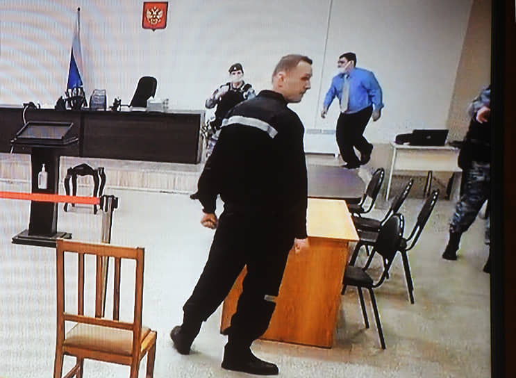 Алексей Навальный (в центре) перед началом заседания