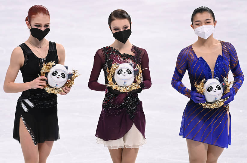 Слева направо: россиянки Александра Трусова, Анна Щербакова и японка Каори Сакамото на цветочной церемонии