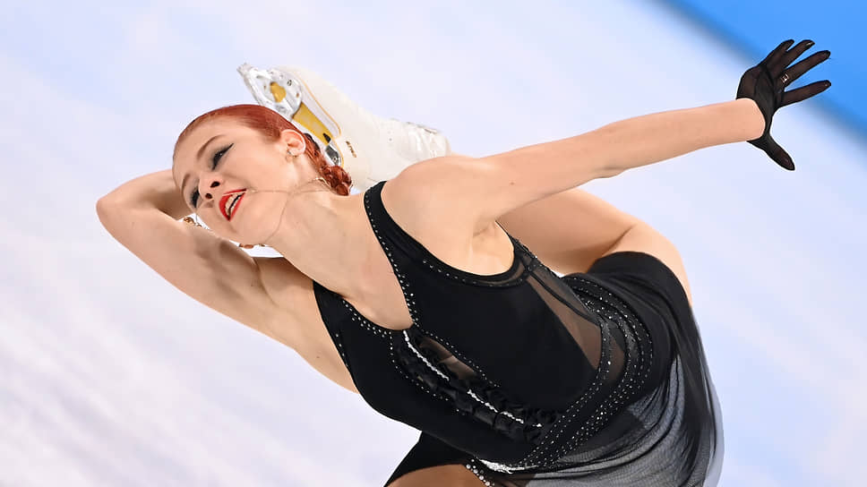Александра Трусова выступает с произвольной программой