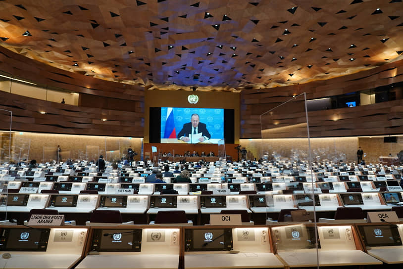 Зал заседаний ООН после ухода большего количества дипломатов и посланников
