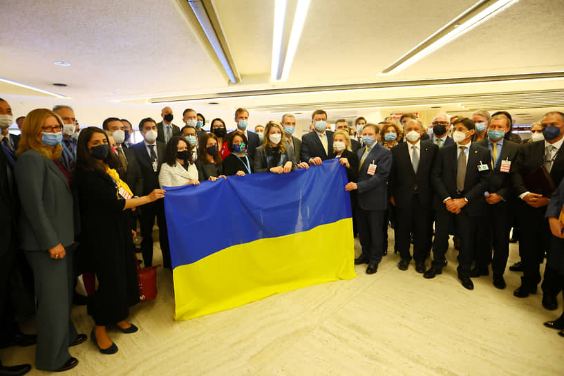 Вышедшие из зала дипломаты позируют с флагом Украины