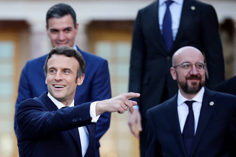 Президент Франции Эмманюэль Макрон (слева)