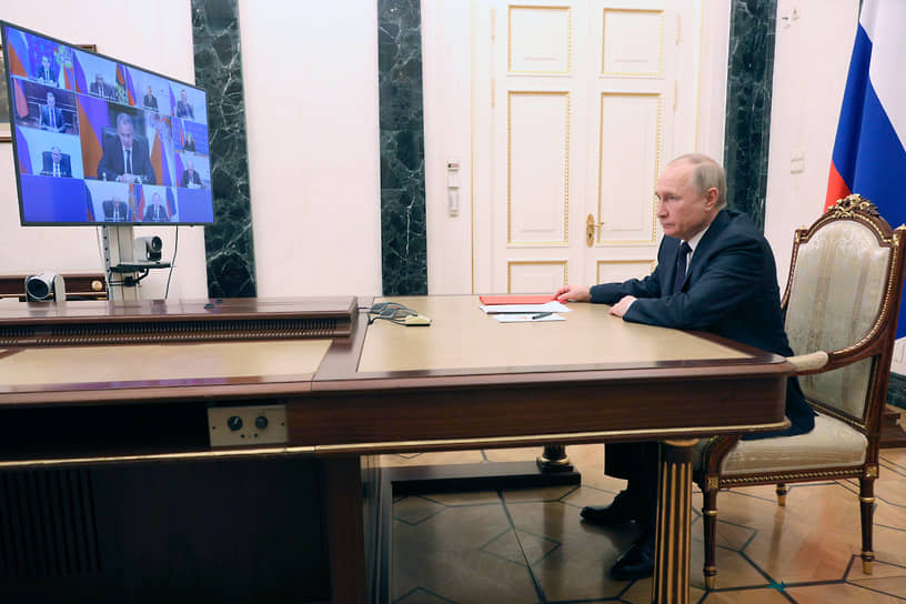 Владимир Путин во время совещания с постоянными членами Совета безопасности по видеосвязи