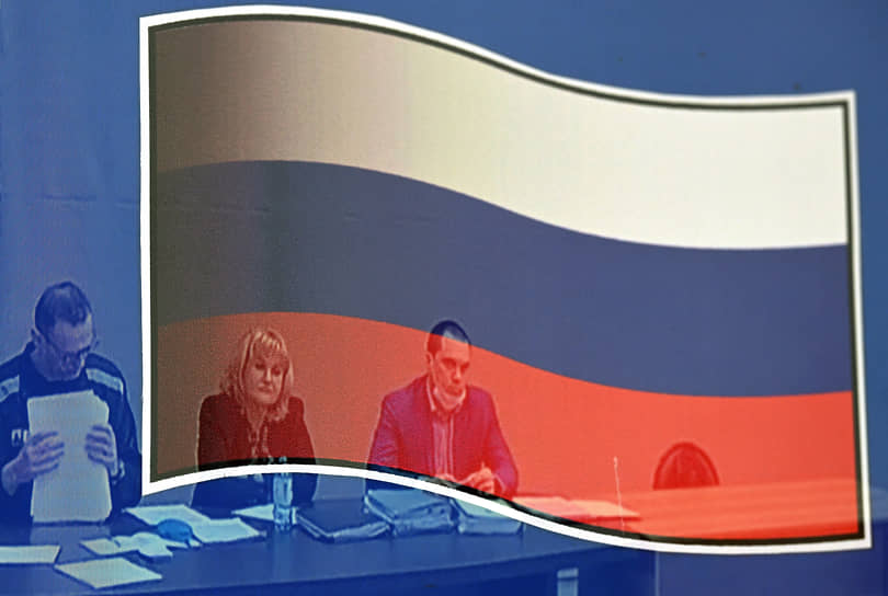 Алексей Навальный (слева), адвокаты Ольга Михайлова (в центре) и Вадим Кобзев (справа) во время заседания