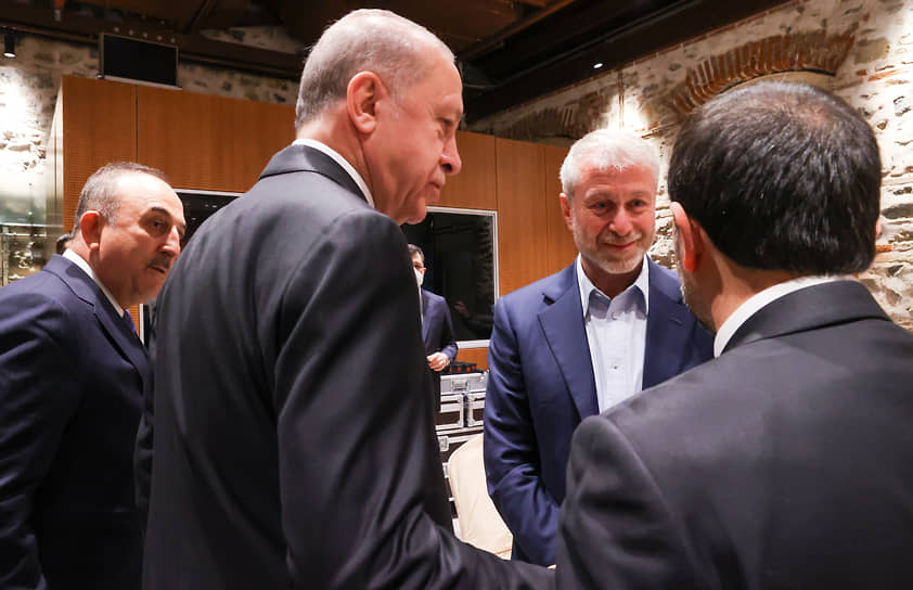 Слева направо: министр иностранных дел Турции Мевлют Чавушоглу, президент Турции Тайип Эрдоган и бизнесмен Роман Абрамович перед началом переговоров