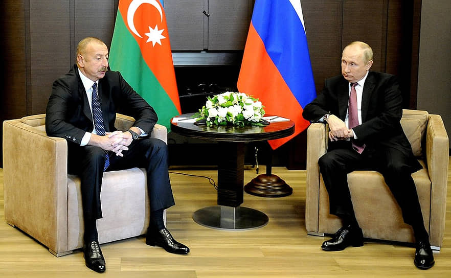 Ильхам Алиев (слева) и Владимир Путин во время встречи в Сочи в ноябре 2021 года 