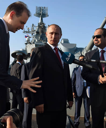 Президент России Владимир Путин во время посещения крейсера в августе 2014 года