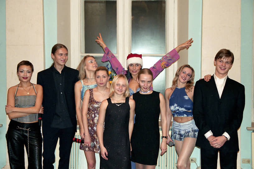 Дочери президента России Владимира Путина Екатерина (в центре) и Мария (третья справа) в 2000-е годы 