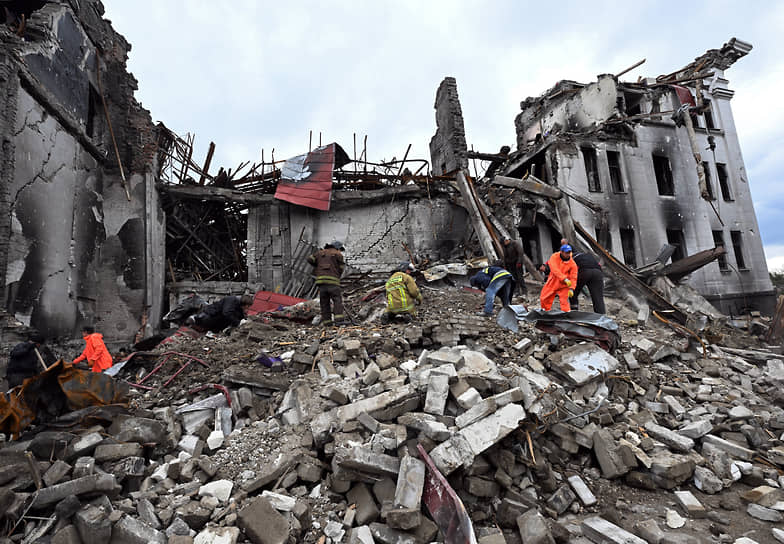Разбор завалов на месте разрушенного драмтеатра в Мариуполе