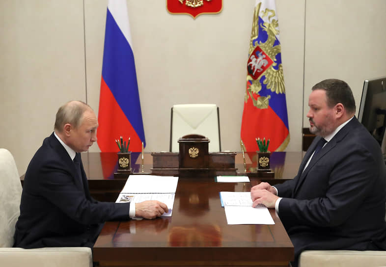 Президент России Владимир Путин (слева) и министр труда и социальной защиты России Антон Котяков