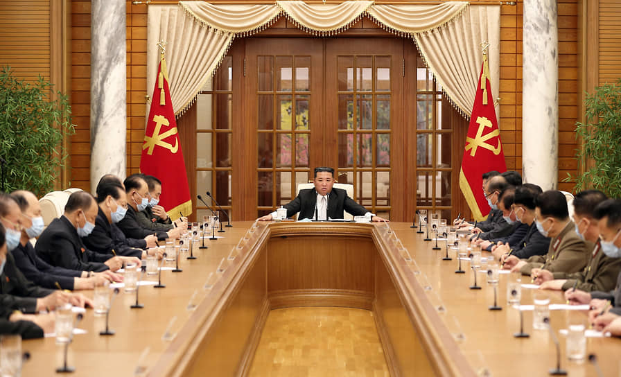 Ким Чен Ын на собрании Рабочей партии, посвященном коронавирусу 