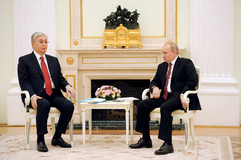 Президент России Владимир Путин (справа) и президент Казахстана Касым-Жомарт Токаев