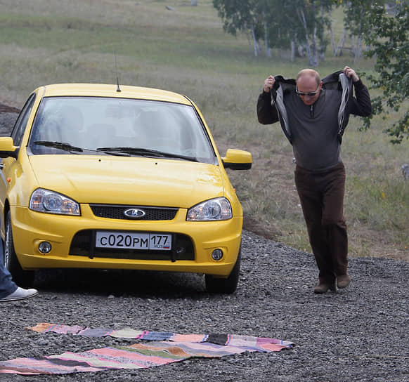 Владимира Путина во время тестирования автомобиля Lada Kalina в 2010 году 