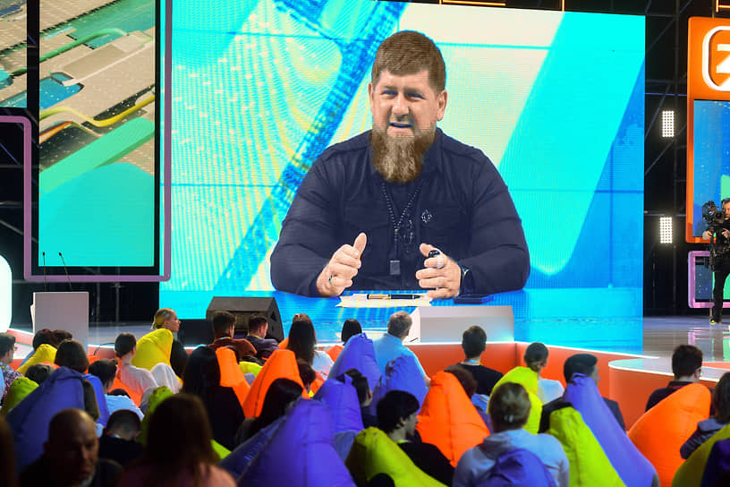  Рамзан Кадыров (на экране) во время выступления
