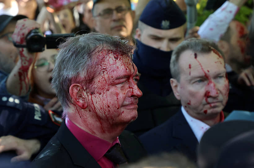 Посол РФ Сергей Андреев во время инцидента в Варшаве 9 мая