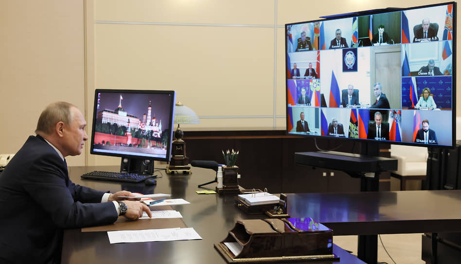 Владимир Путин во время совещания Совбеза