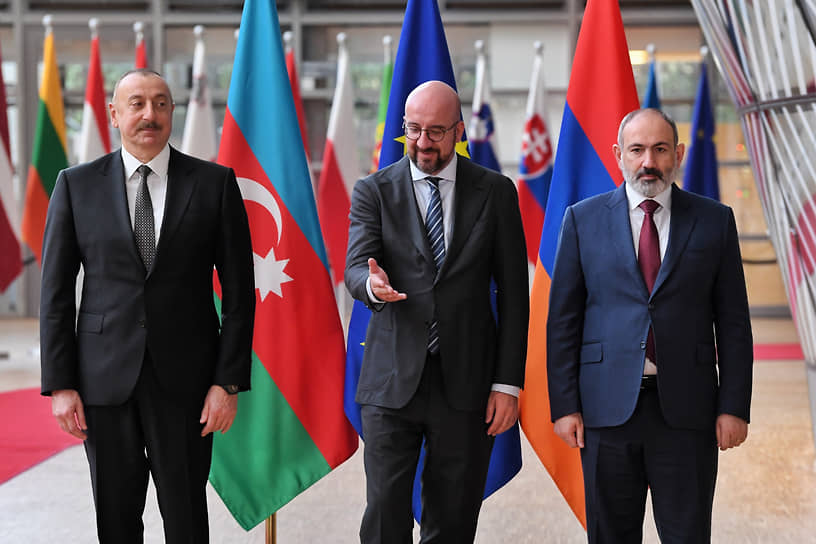 Президент Азербайджана Ильхам Алиев (слева) и премьер-министр Армении Никол Пашинян (справа) 