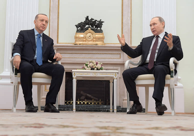 Владимир Путин (справа) и Реджеп Тайип Эрдоган во время переговоров в Кремле в 2020 году 