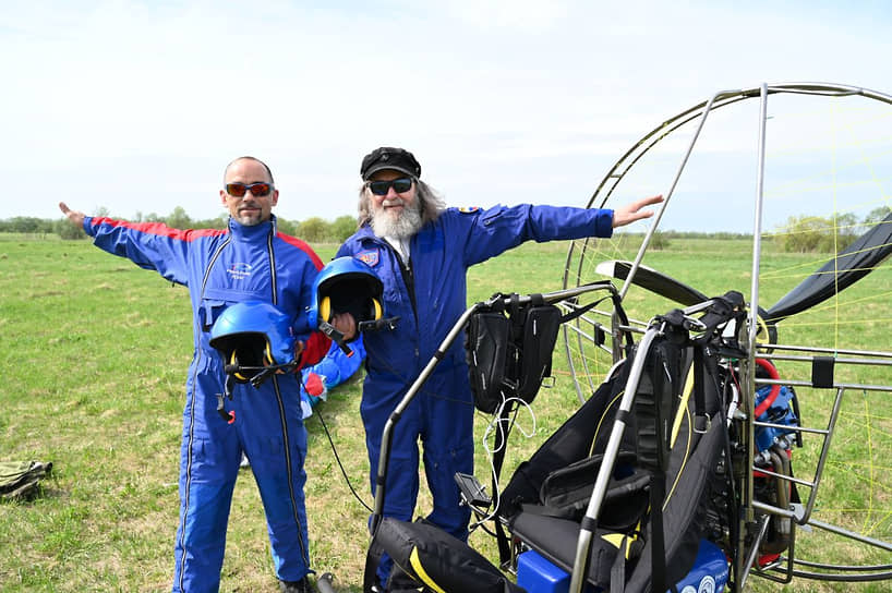 Путешественник Федор Конюхов (справа) и пилот Игорь Потапкин