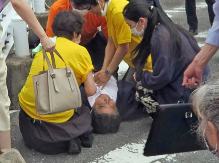 На экс-премьера Японии Синдзо Абэ напали во время его уличного выступления