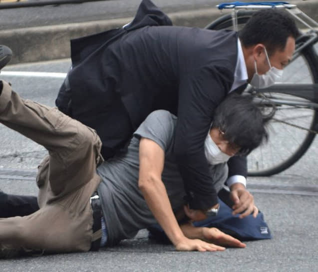 Напавшего на экс-премьера человека задержали, им оказался 41-летний Тэцуя Ямагами