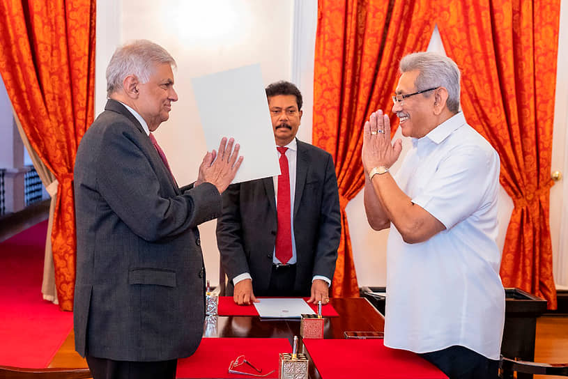 Премьер-министр Шри-Ланки Ранил Викрамасингхе (слева) и президент Готабая Раджапакса (справа)