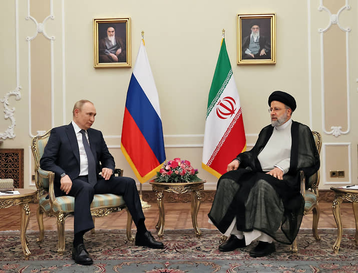 Президент России Владимир Путин (слева) и президент Ирана Эбрахим Раиси