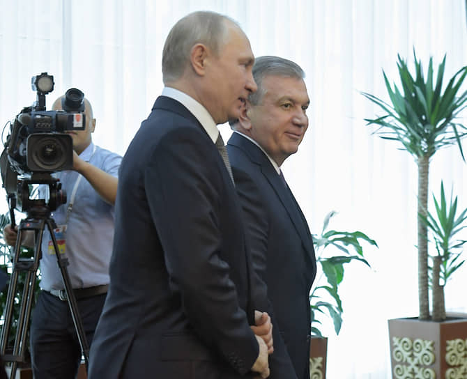 Президент России Владимир Путин (слева) и президент Узбекистана Шавкат Мирзиеев 