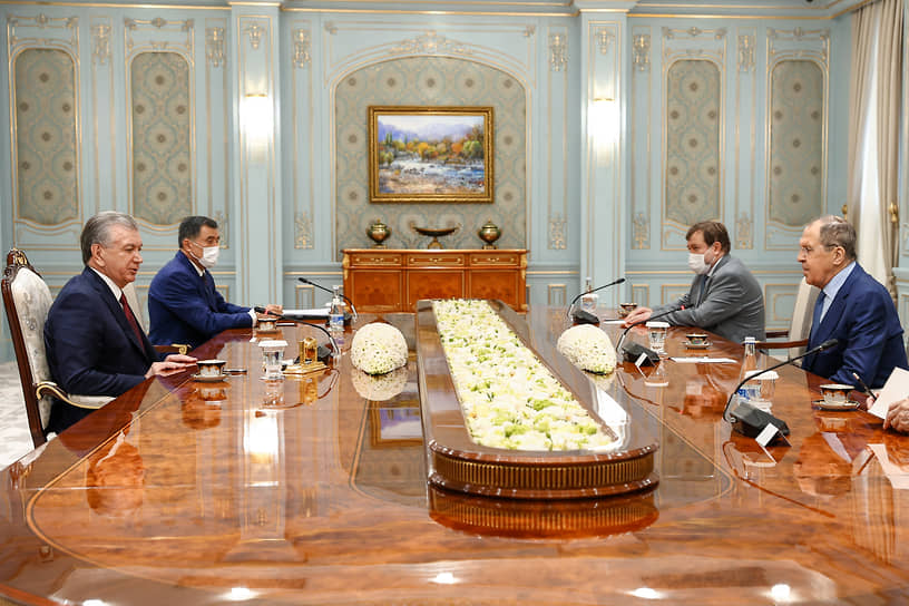 Министр иностранных дел России Сергей Лавров (справа) и президент Узбекистана Шавкат Мирзиеев во время встречи во дворце президента Узбекистана