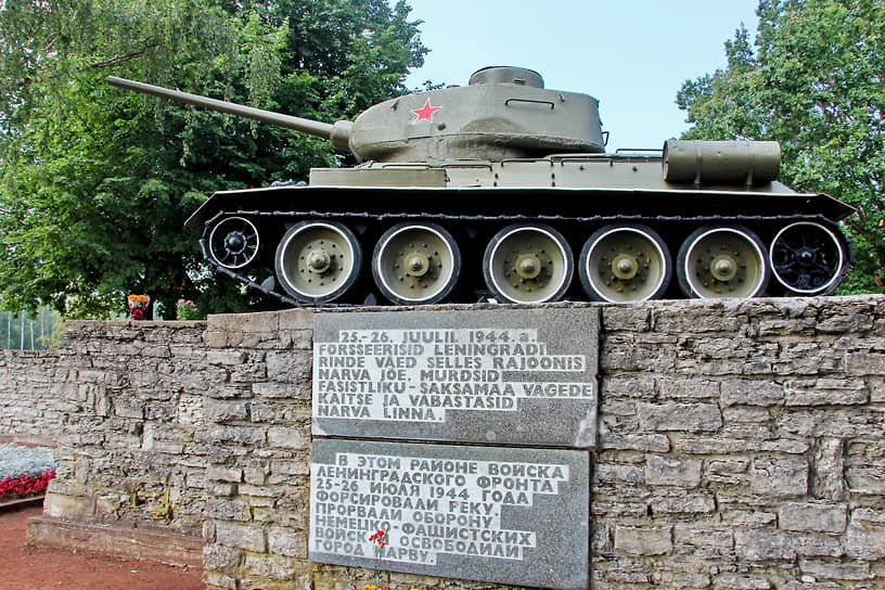 Монумент с танком Т-34 в Нарве 