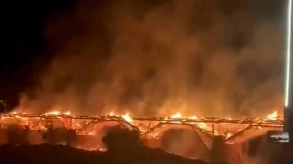 В Китае из-за пожара обрушился деревянный арочный мост с 900-летней историей
