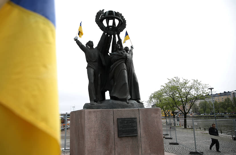 Скульптура «Мир во всем мире»