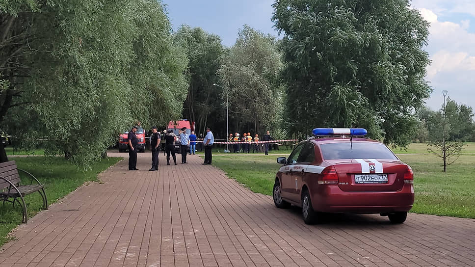 Оперативные службы на месте инцидента с рабочими в канализационной шахте в Люблино