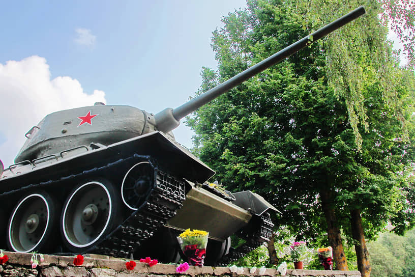 Советский танк-памятник Т-34 в Нарве