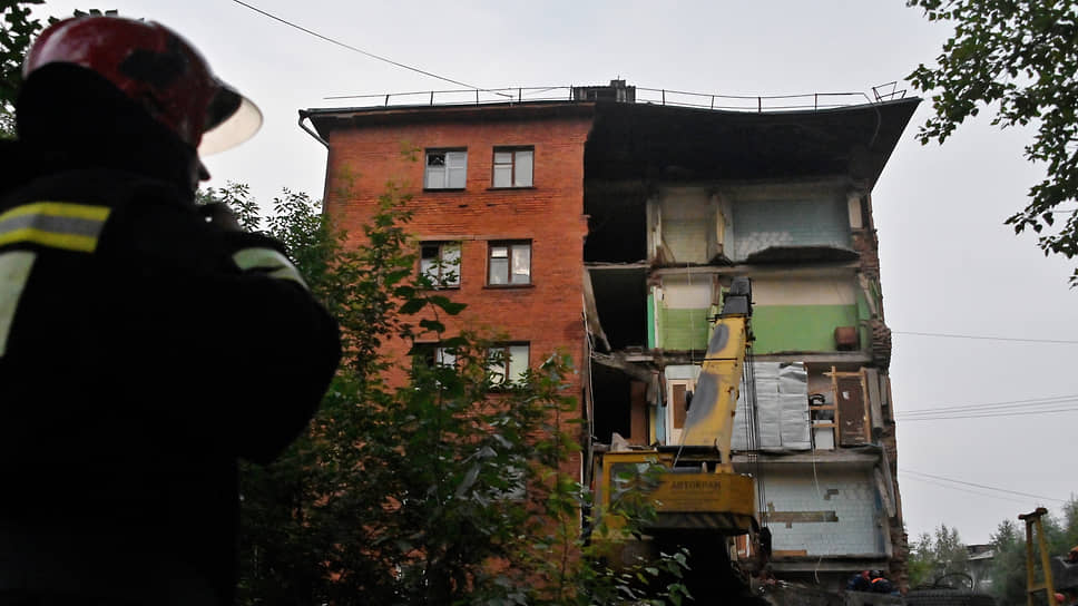 Стена пятиэтажного дома рухнула в Омске