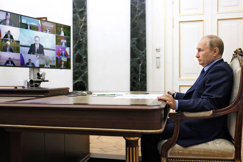 Президент России Владимир Путин во время совещания с членами правительства России в режиме видеоконференции