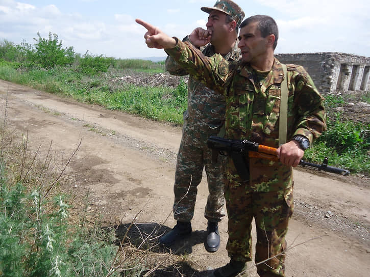 Бывший командующий армией обороны Нагорно-Карабахской Республики Микаель Арзуманян (справа)