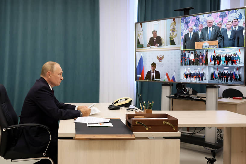 Владимир Путин во время разговора с Эмомали Рахмоном