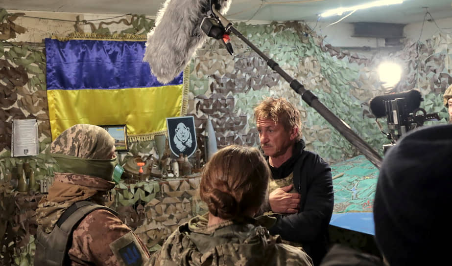 Шон Пенн с украинскими военными 