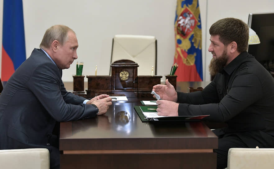 Президент России Владимир Путин и глава Чеченской Республики Рамзан Кадыров (справа) во время встречи в 2019 году