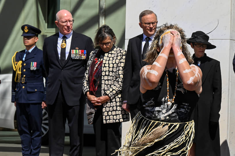 Генерал-губернатор Австралии Дэвид Херли (второй слева)