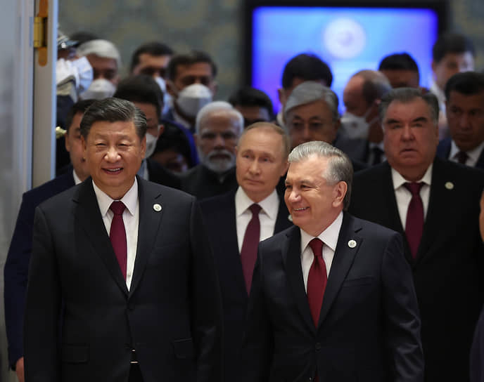 Председатель Китайской Народной Республики Си Цзиньпин, президент Узбекистана Шавкат Мирзиёев (слева направо на первом плане), президент Киргизии Садыр Жапаров и президент РФ Владимир Путин (слева направо) на втором плане) перед началом заседания 