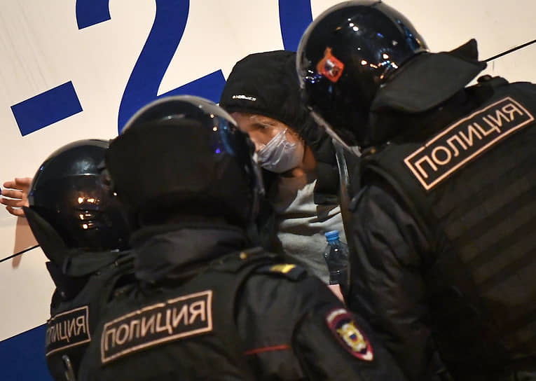 Задержание участника несанкционированной акции в Москве