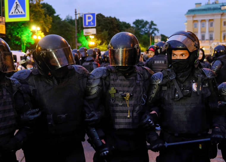 Задержание участников несанкционированной акции в Санкт-Петербурге