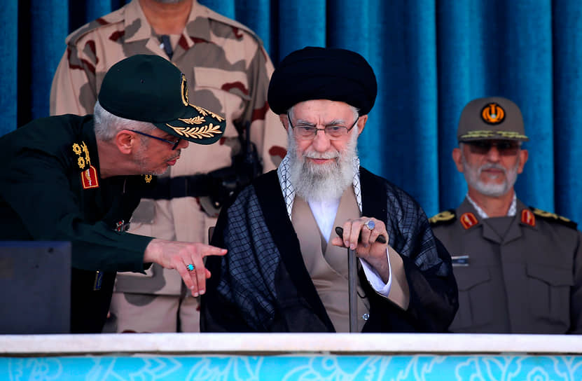 Аятолла Хаменеи (в центре)