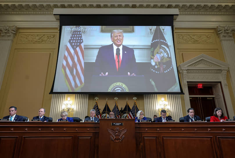 Заседание Комитета Палаты представителей 13 октября, в центре — фото Дональда Трампа