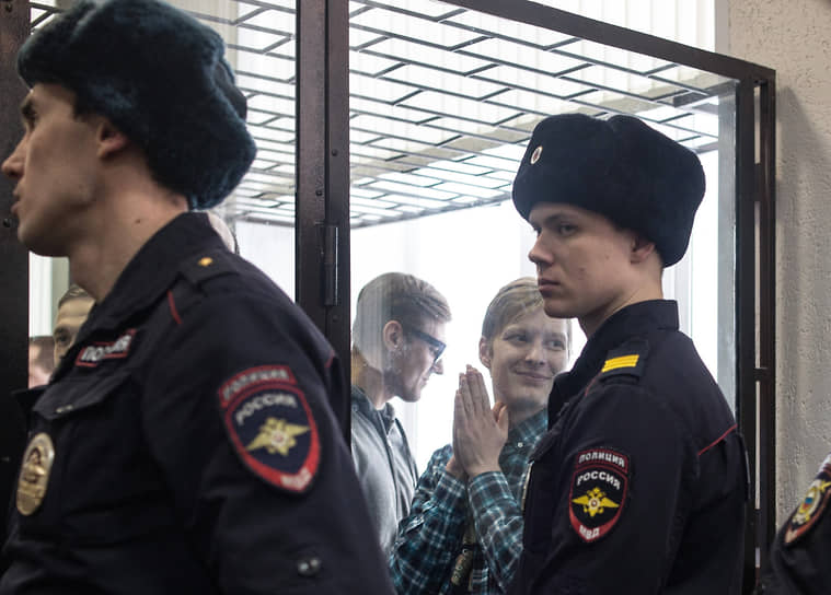 Максим Иванкин (справа на заднем плане) и Дмитрий Пчелинцев во время заседания Приволжского окружного военного суда в 2020 году