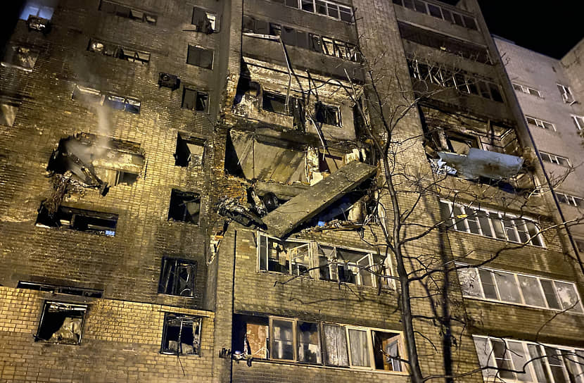 Жилой дом на Коммунистической улице, на который упал военный самолет