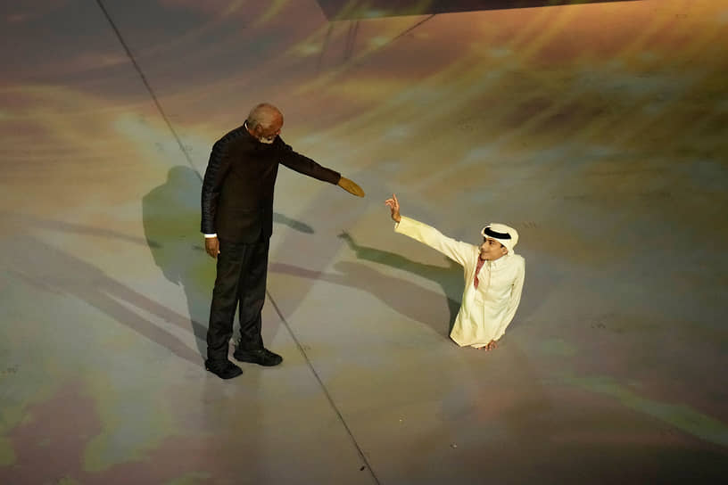 В самом начале церемонии на сцене появились актер Морган Фриман (слева) и посол чемпионата мира по футболу в Катаре Ганим аль-Муфта