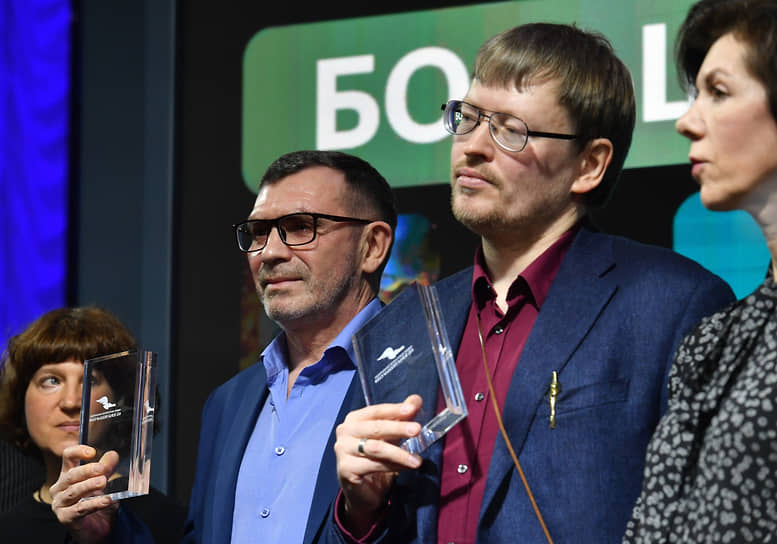Слева направо: писатели София Синицкая, Павел Басинский, Сергей Беляков и Анна Матвеева во время церемонии